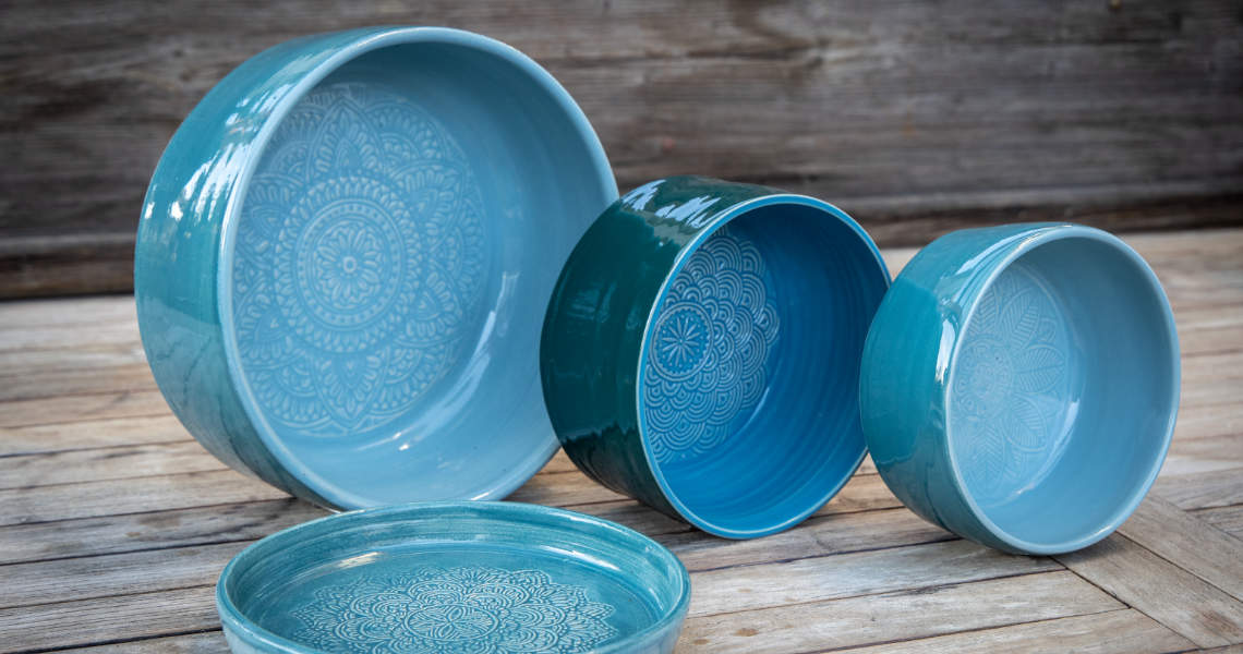 Blaue Schalen aus Ton
