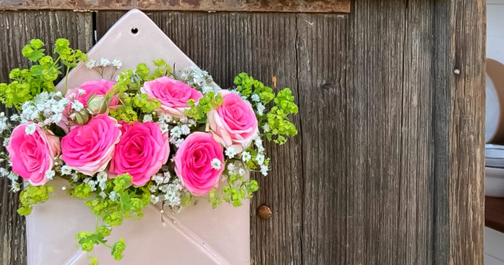 Blumenstrauß in einem geöffneten Briefumschlag aus Ton, erstellt von heikes handwerk.