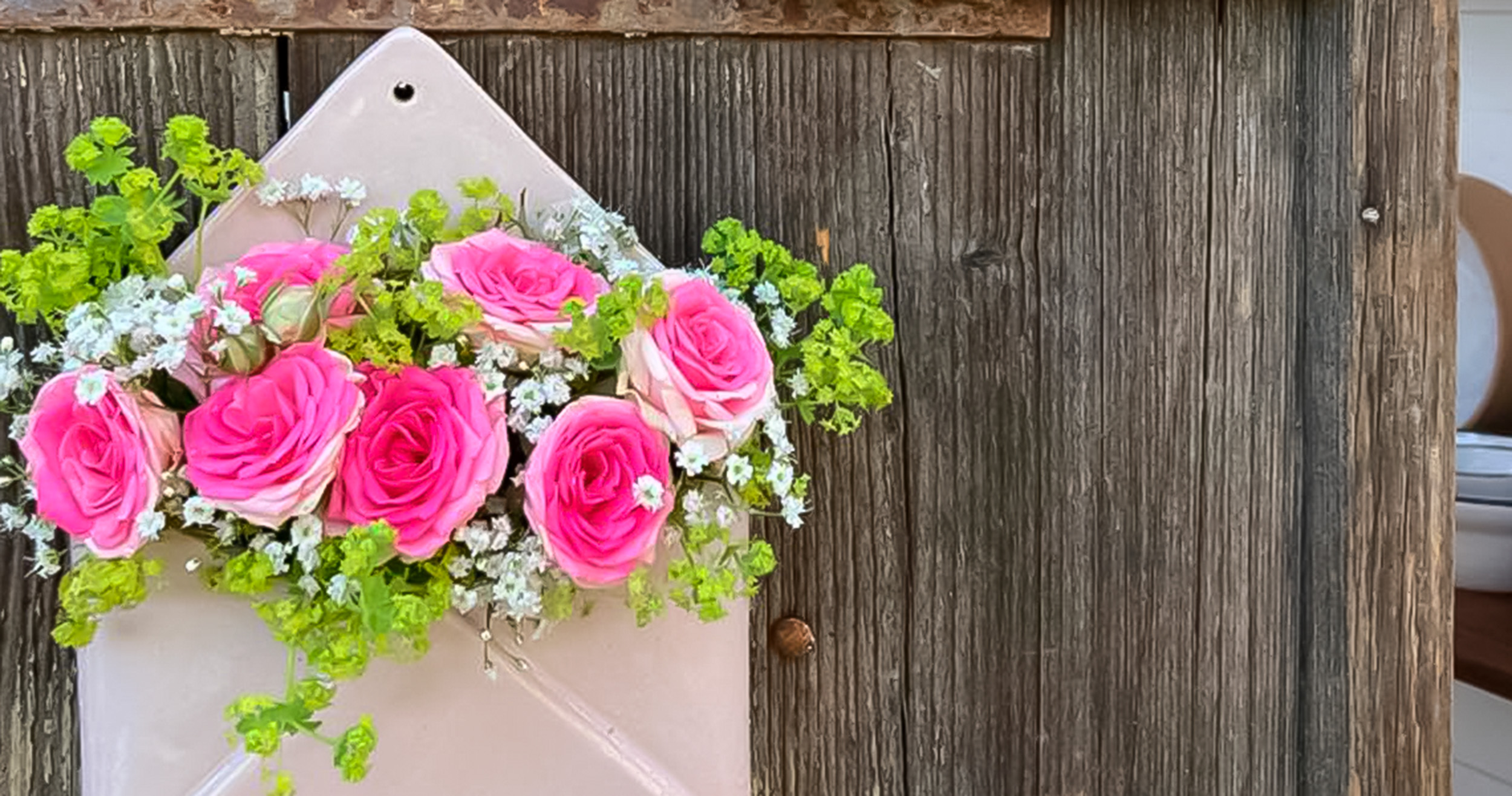 Blumenstrauß in einem geöffneten Briefumschlag aus Ton, erstellt von heikes handwerk.