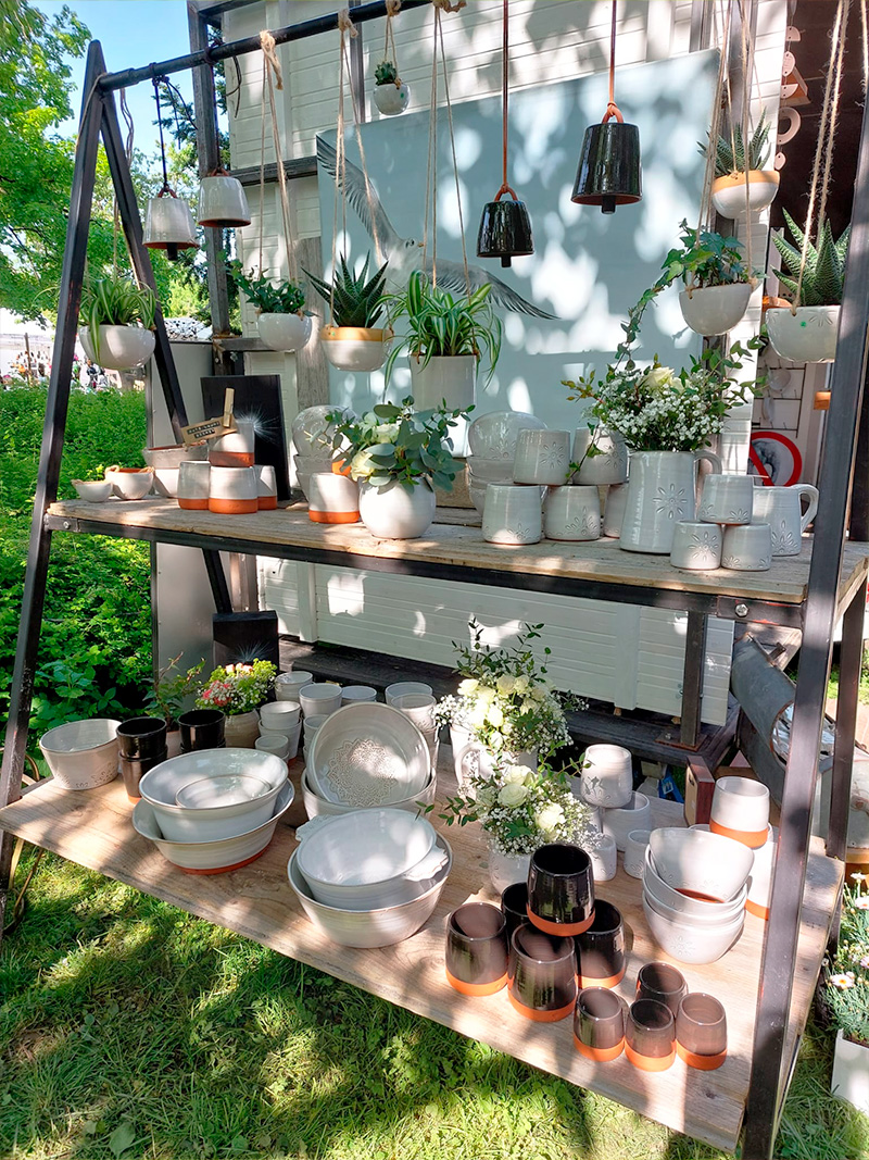 Stand mit Werken aus Ton